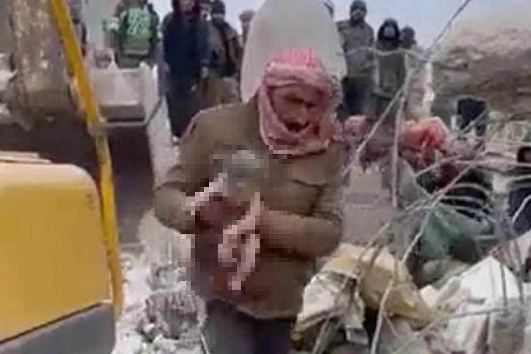 La neonata estratta dalle macerie in Siria (foto da frame video twitter)