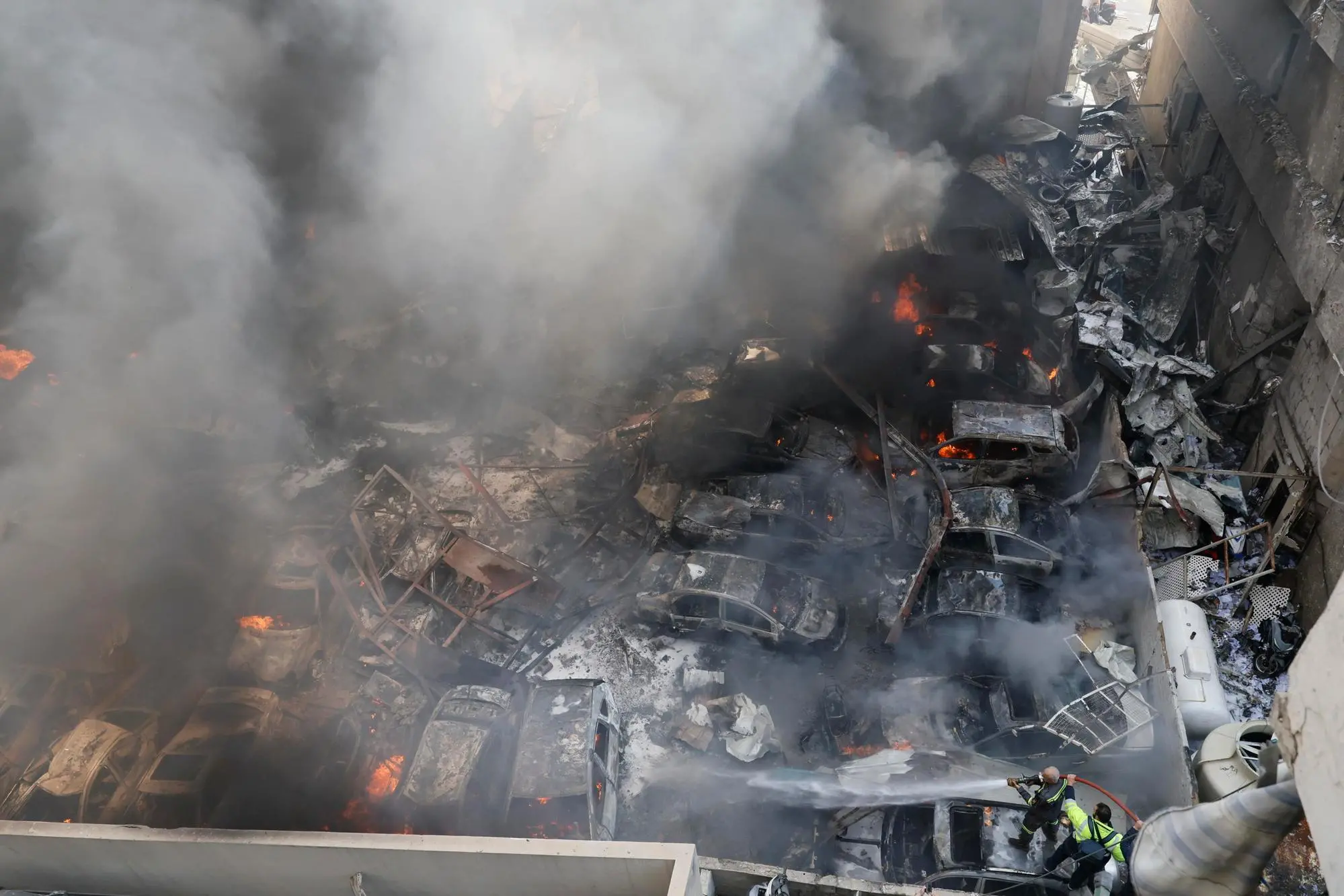 Devastazione dopo un raid Idf a Beirut (Ansa-Epa)