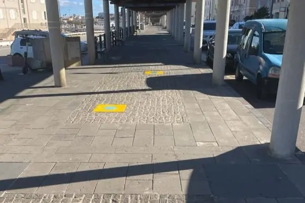 Le fermate ospitali in via Mare (foto Pala)