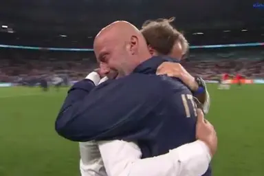 L'abbraccio con l'amico Vialli dopo il trionfo di Wembley
