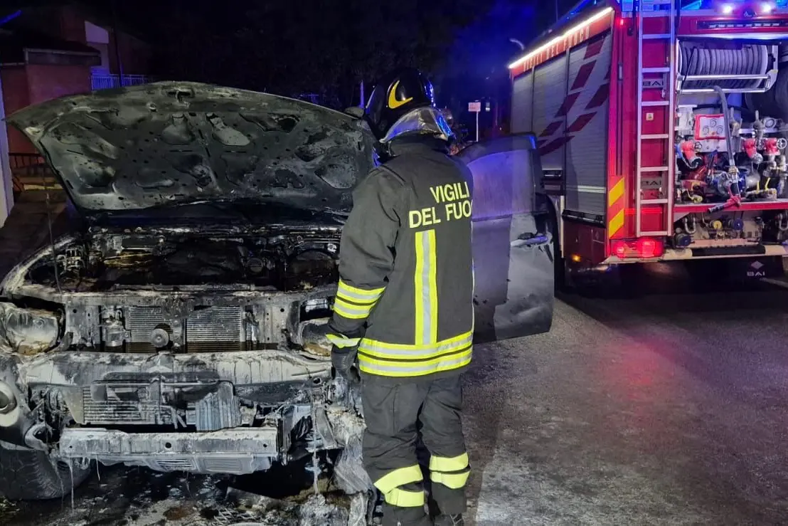 Una delle auto distrutte (foto Vigili del fuoco)