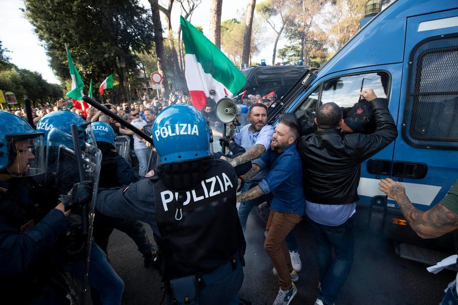 A moment of the clashes between the Police and the "No Green Pass" protesters in the center of Rome, Italy, 09 October 2021.
ANSA/MASSIMO PERCOSSI