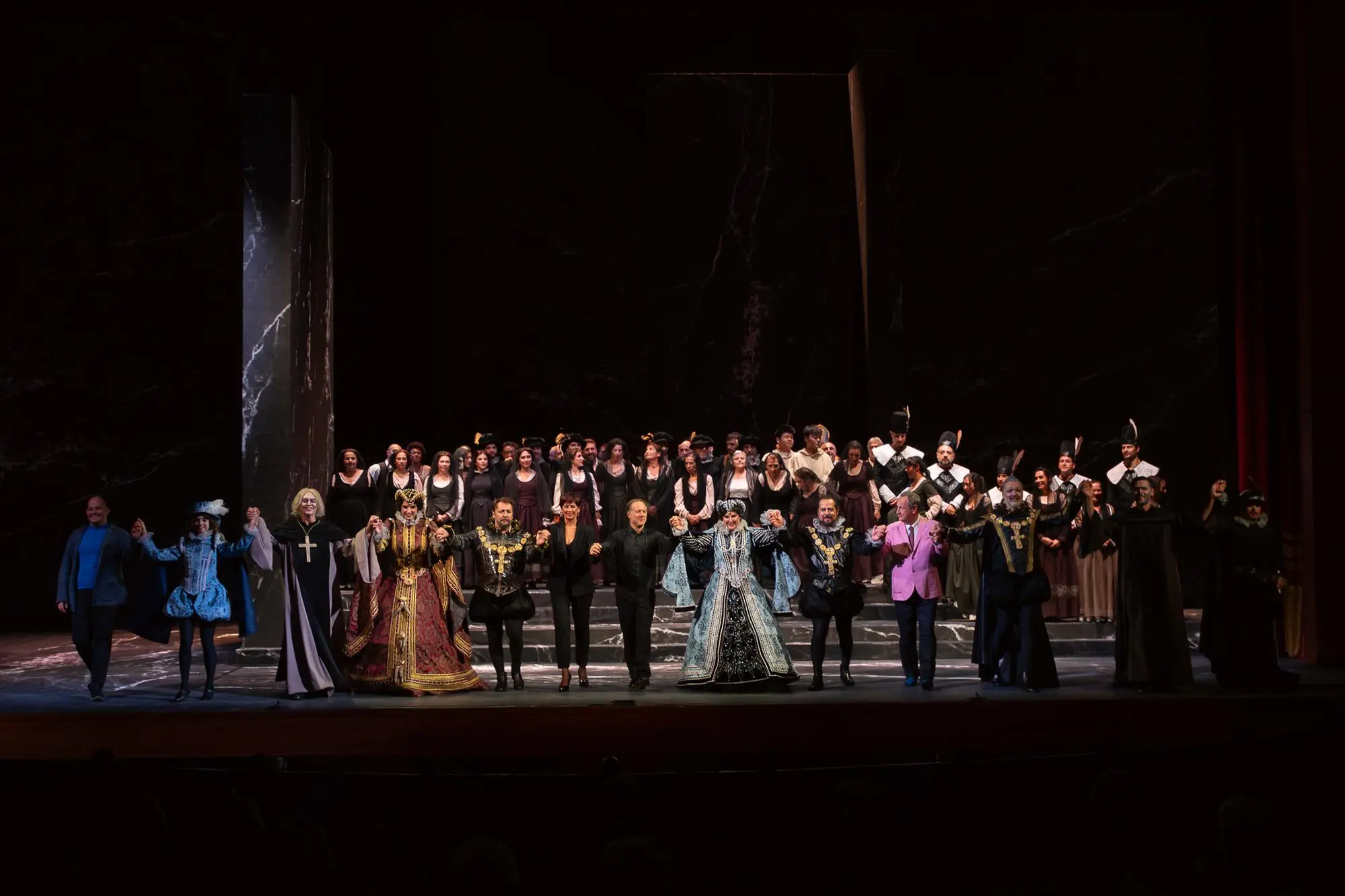 Il saluto finale del cast (foto di Elisa Casula)
