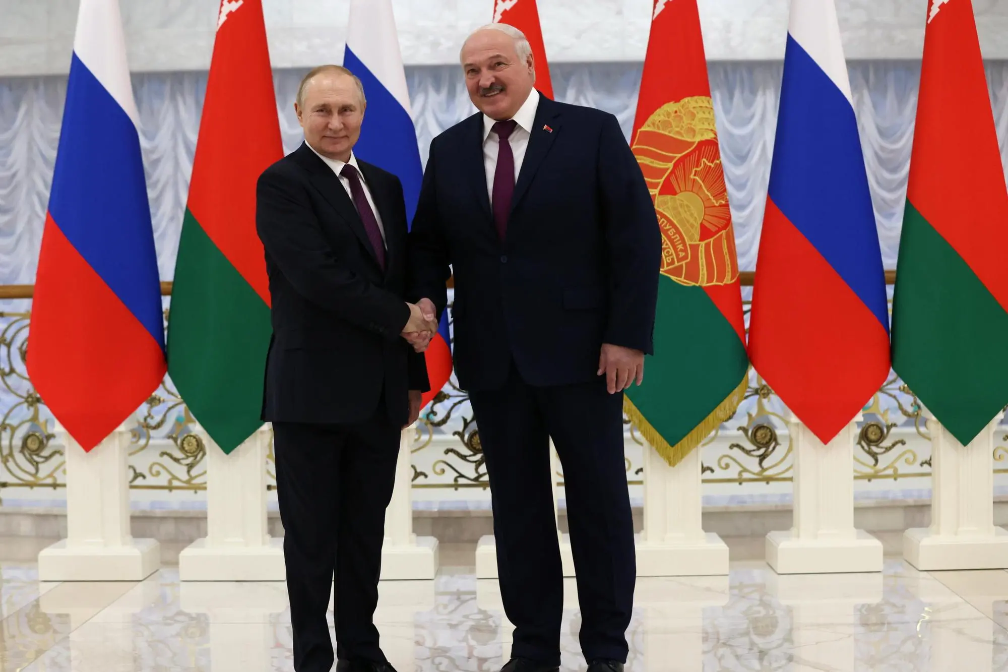 epa10373941 Russian President Vladimir Putin and Belarusian President Alexander Lukashenko shake hands before their meeting at the Palace of Independence in Minsk, Belarus, 19 December 2022. Vladimir Putin holds talks with his Belarusian counterpart and to discuss the issues of security in the region and joint measures to respond to challenges. EPA/KONSTANTIN ZAVRAZHIN/SPUTNIK/KREMLIN POOL MANDATORY CREDIT