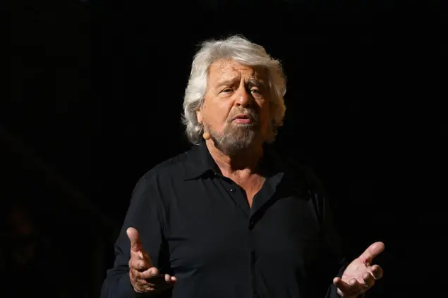 贝佩·格里洛 (Beppe Grillo) 在剧院 (Ansa)