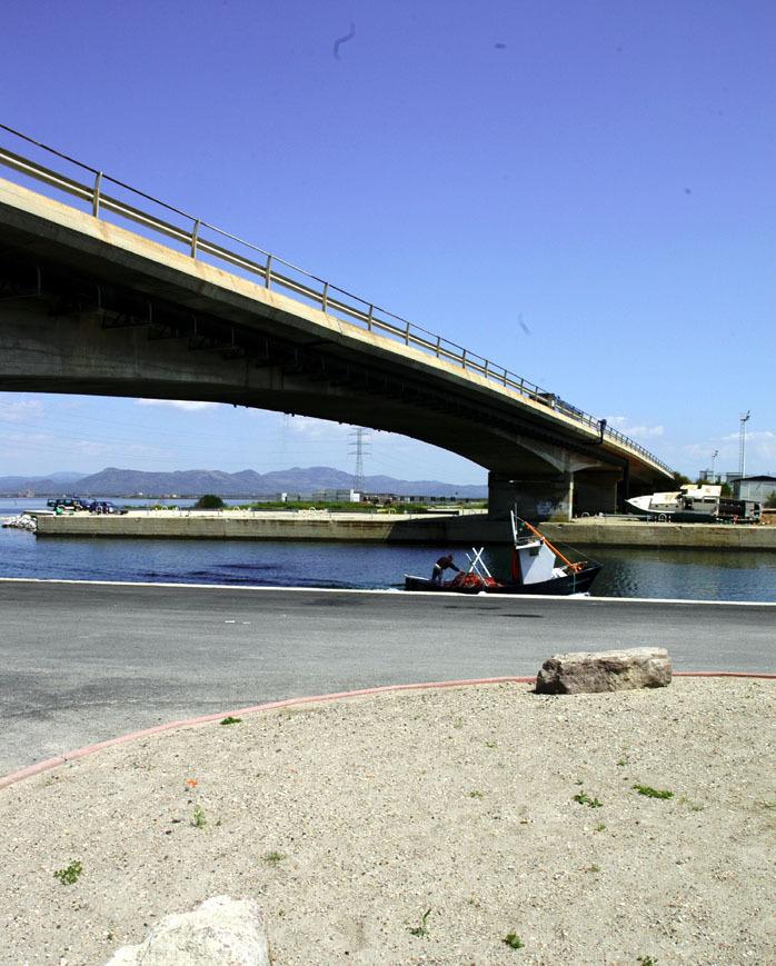 Nuovo asfalto sul ponte, via buche, dislivelli e avvallamenti