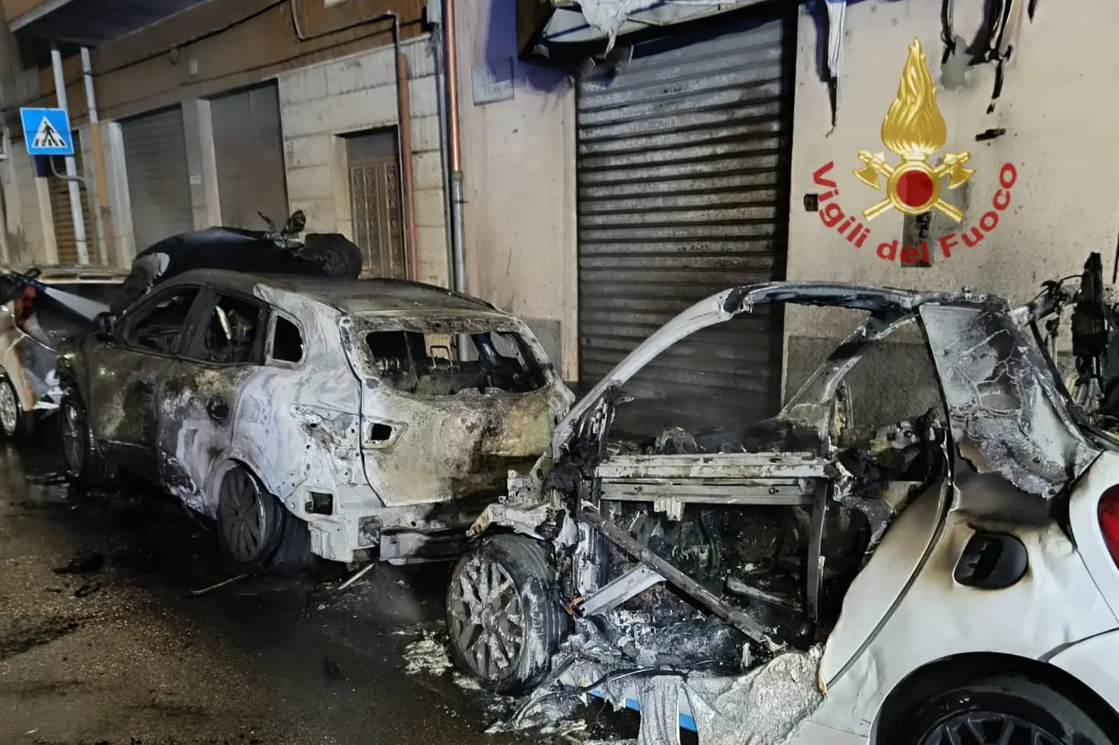 Le auto distrutte (foto vigili del fuoco)