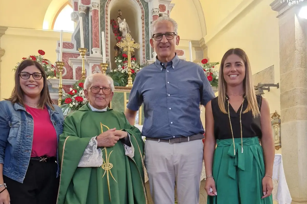 Don Modesto Floris con la sindaca di Pau Alessia Valente, il vice sindaco Franceschino Serra e l'assessora Alessia Contu (foto concessa)