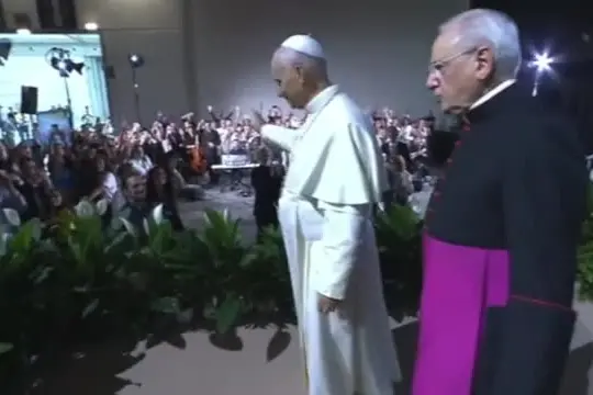 Il Papa lascia il Meeting di Rimini tra gli applausi della folla