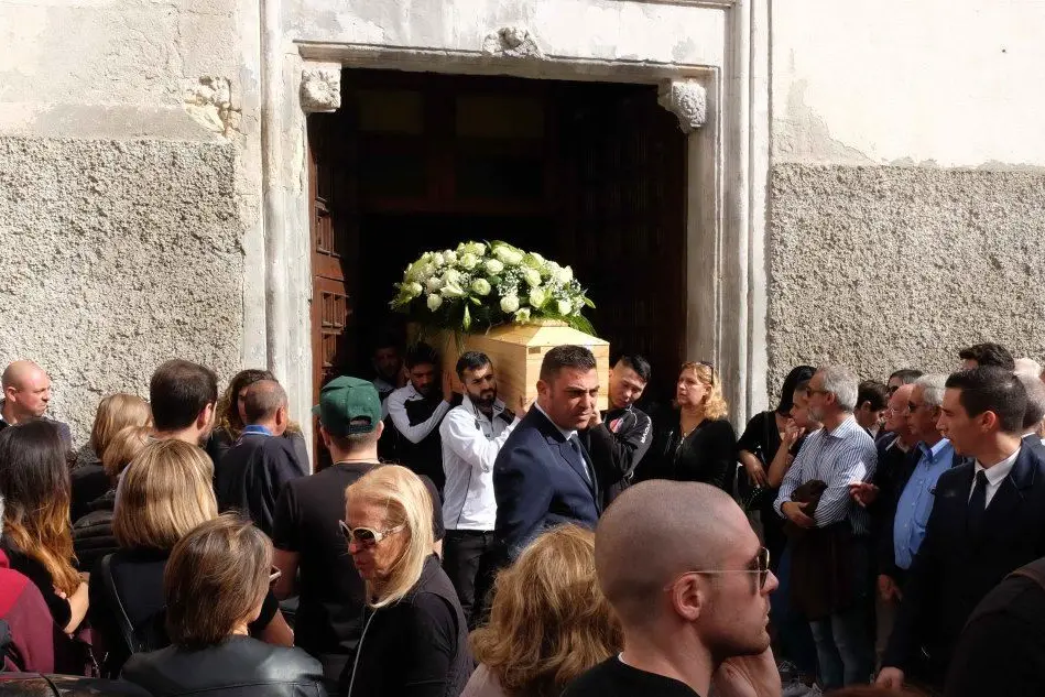 L'uscita del feretro dalla chiesa del Buon Pastore a Cagliari (L'Unine Sarda - Ungari)