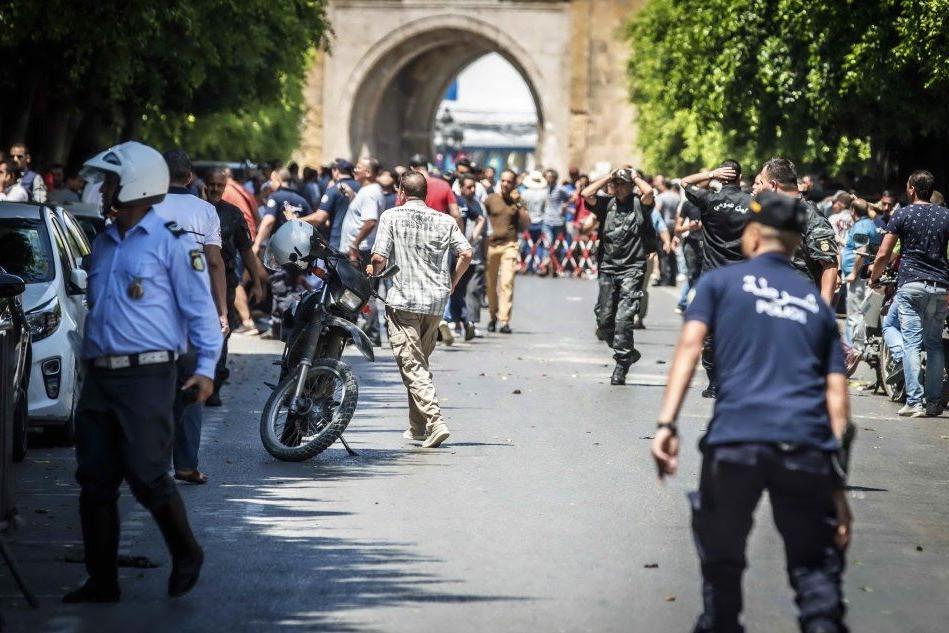 Duplice attentato kamikaze contro la polizia a Tunisi