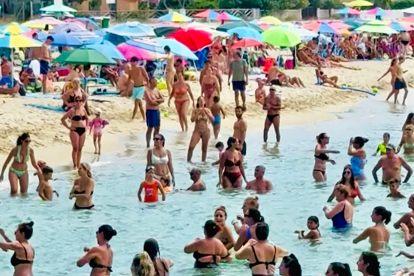 Turisti a Solanas (Foto Max Solinas)