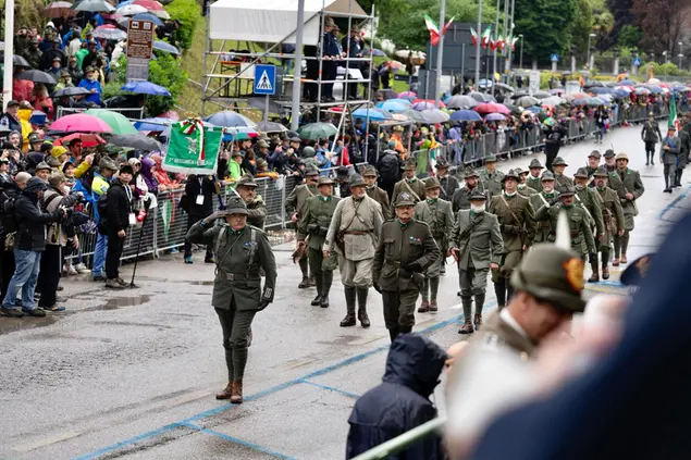La sfilata delle penne nere, momento clou della 94/a adunata nazionale degli alpini a Udine (Ansa)