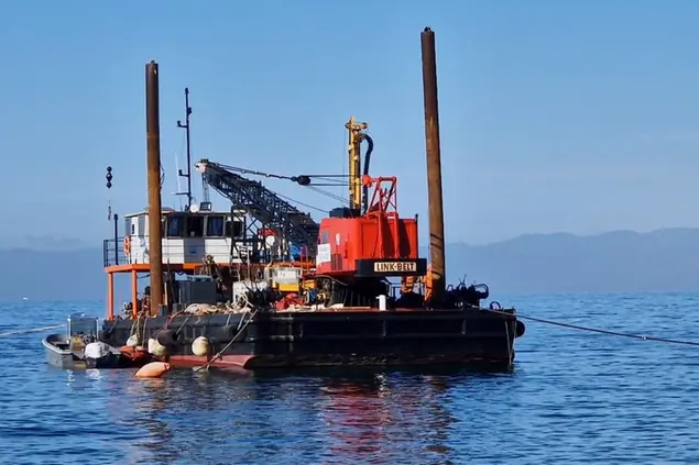 La nave al largo di Terra Mala (foto L'Unione Sarda)