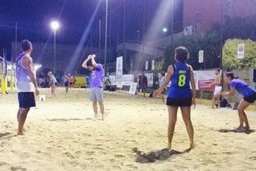 Una partita di beach volley (foto Manofuori VolleySardegna)