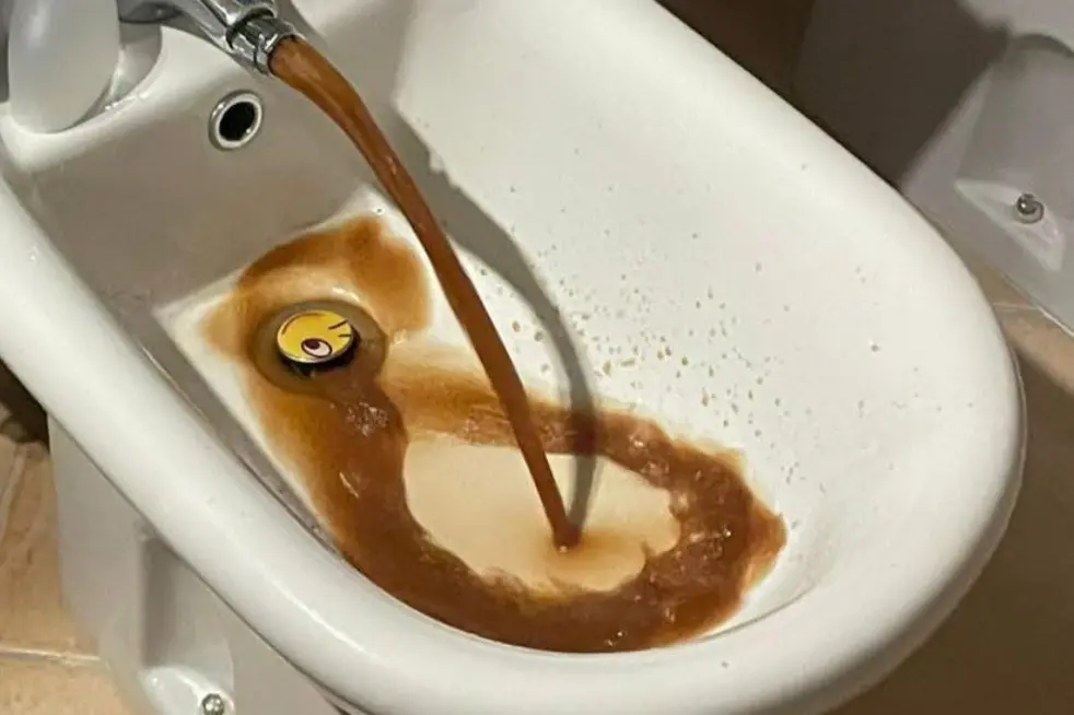 Acqua torbida dai rubinetti di Nuoro