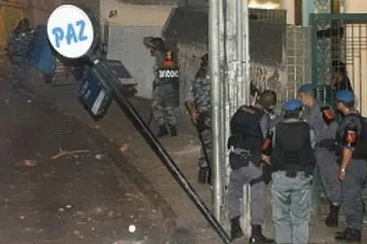 Polizia nella favela - foto da riotimesonline.com