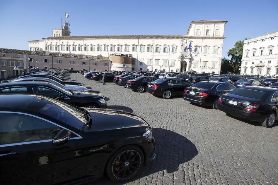 Le auto blu dei ministri al Quirinale (Ansa)