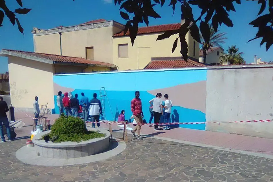 Alunni e migranti alle prese con il murale