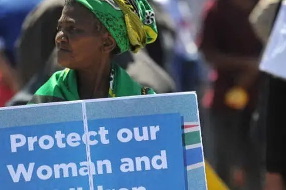 Donne in piazza in Sudafrica (foto @AfricaRivista)