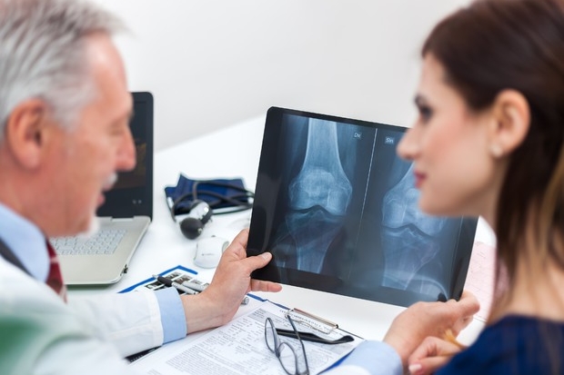 Osteoporosi: diagnosi e prevenzione, due fattori decisivi (foto Ansa)
