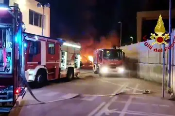Elmas, rogo alla FedEx nella notte: 11 furgoni distrutti