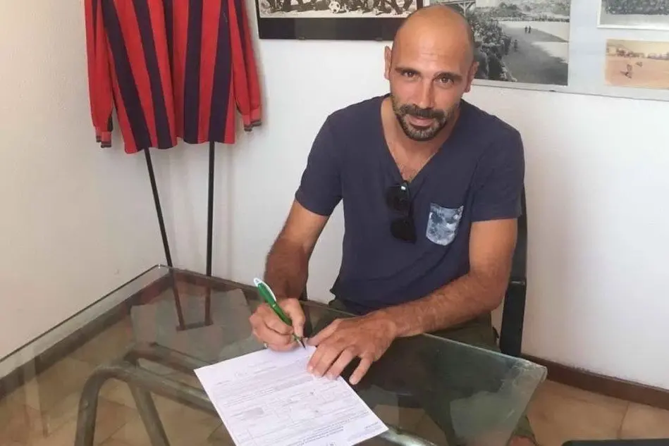 Chessa firma il contratto (foto Serreli)