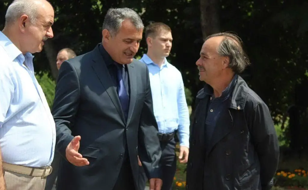 Murgia con l'attuale presidente dell'Ossezia del sud e il ministro degli Esteri (foto Facebook)