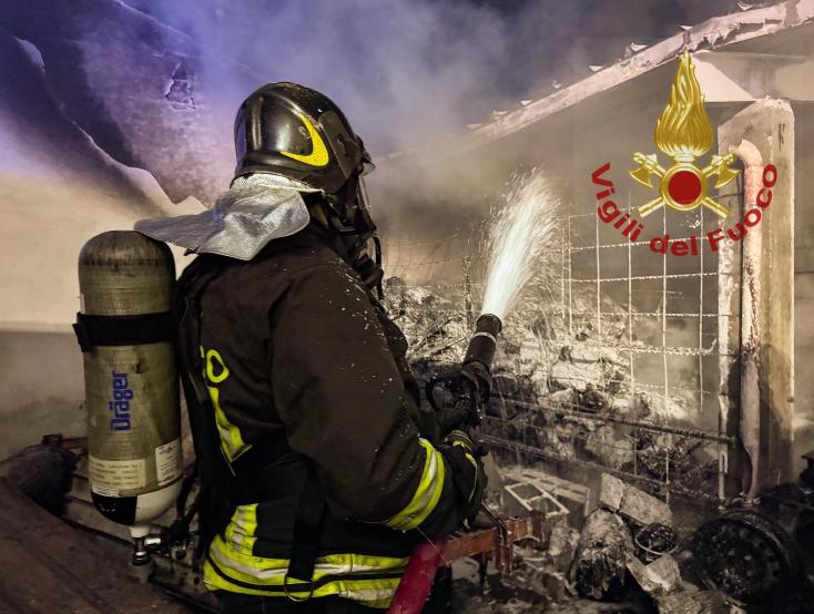 Incendio a Zerfaliu: distrutto un capanno per gli attrezzi e due automezzi