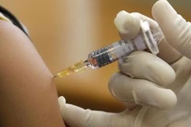 Vaccini e tamponi a parenti e amici, medico nei guai