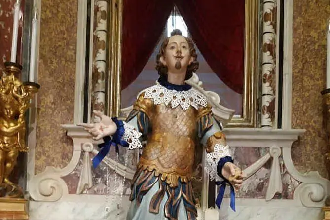 Sant'Efisio con il colletto e i polsini creati da Consuelo Piras (L'Unione Sarda - Murgana)