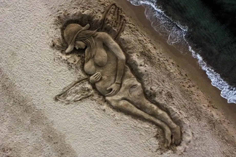 La scultura di sabbia per Giulia Tramontano