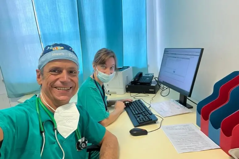 Il medico (foto Ansa)