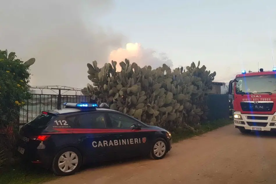 Carabinieri e vigili del fuoco sul luogo dell'incendio (foto Serreli)