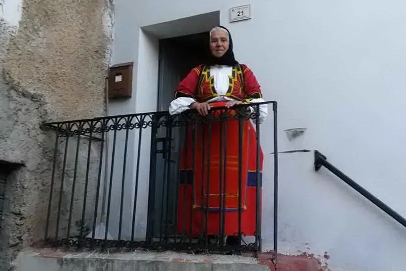 Una donna di Desulo con l'abito tradizionale