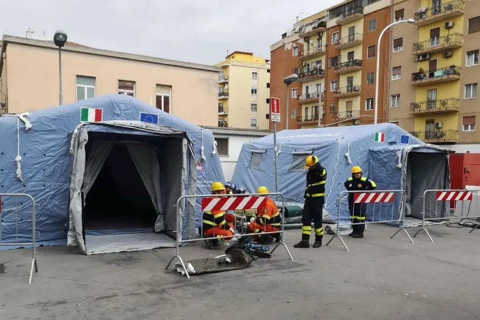 Le tende della Protezione civile per il pre-triage all'ospedale San Francesco di Nuoro (Archivio L'Unione Sarda)