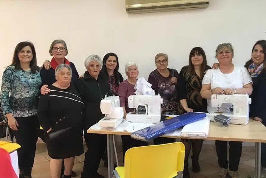 Le donne del Centro diurno, con alcune delle macchine da cucire acquistate dal Comune (foto Ivan Murgana)