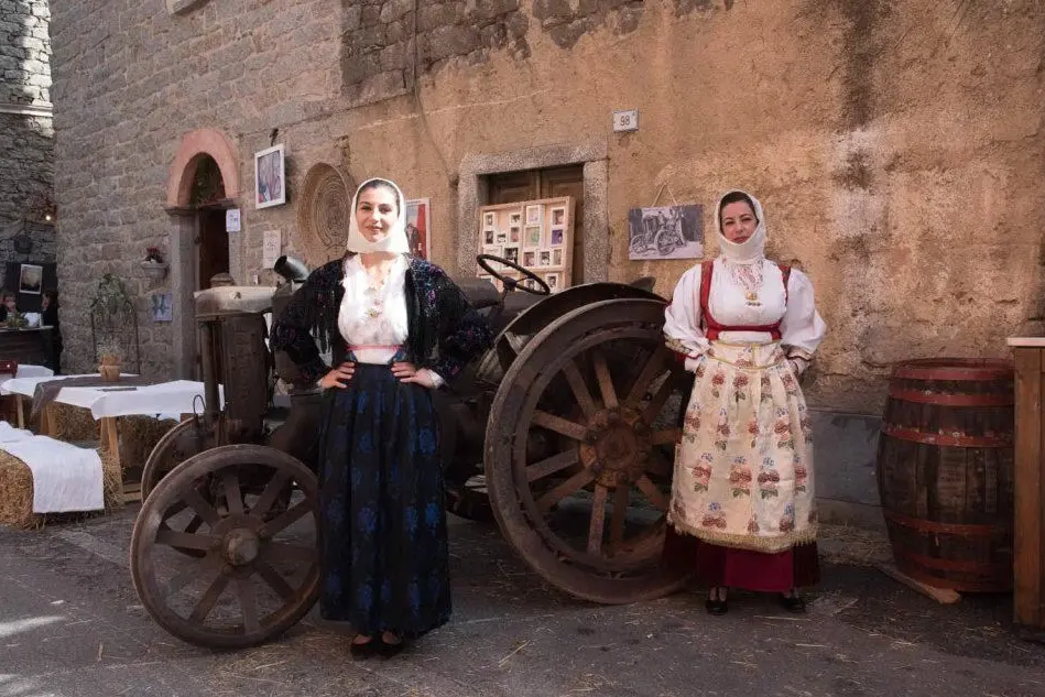 Gli abiti della tradizione (foto L'Unione Sarda - Fiori)