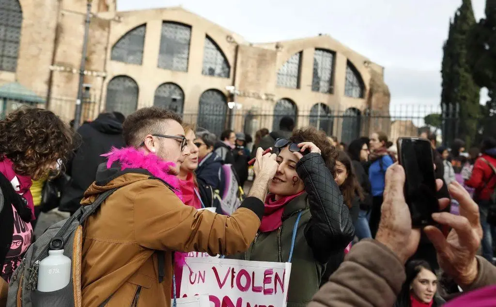 In piazza anche tanti uomini