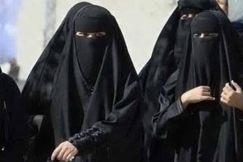 Donne con il burqa (archivio L'Unione Sarda)