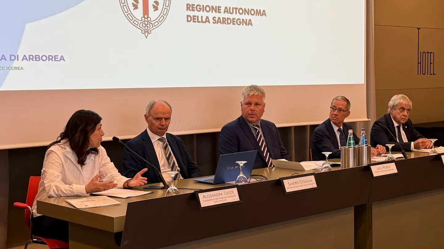 Banca cooperativa sarda con sedi a Cagliari, Sassari, Nuoro e Olbia, focalizzata sul territorio e sull'economia locale
