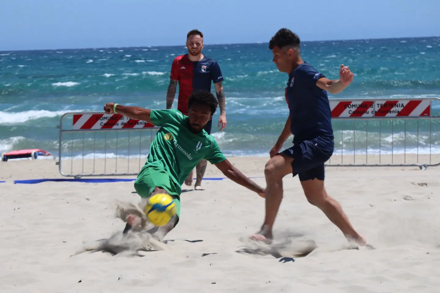 Una fase della partita fra Sant'Elena e Bosa della Serie B di beach soccer (foto Figc Sardegna)