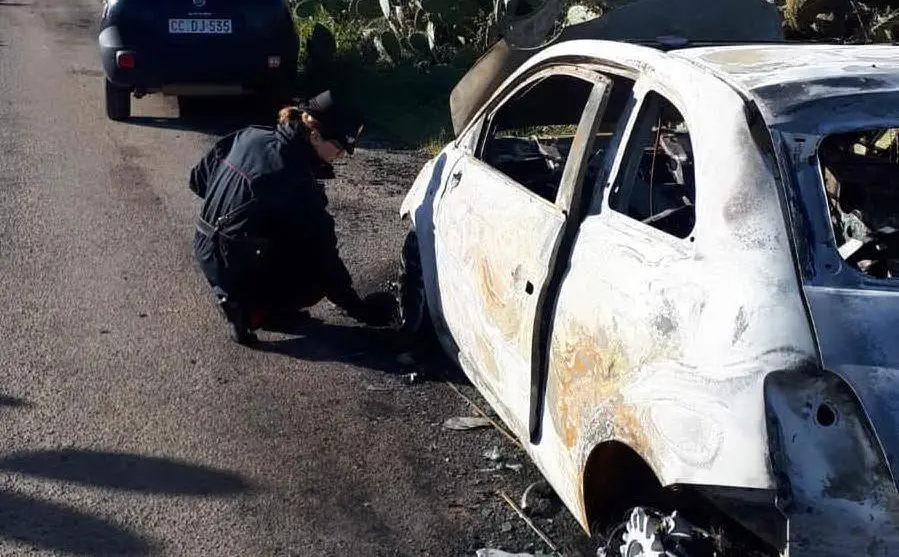 L'auto bruciata (Foto Carabinieri)