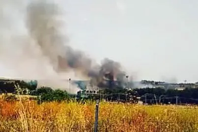 L'incendio a Pauli Arbarei (foto L'Unione Sarda - Pintori)