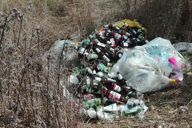 I rifiuti trovati in via Tirso a Oristano