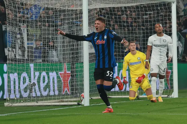 Mateo Retegui esulta per aver aperto il 5-0 dell'Atalanta sullo Sturm Graz in Champions League (foto Ansa)