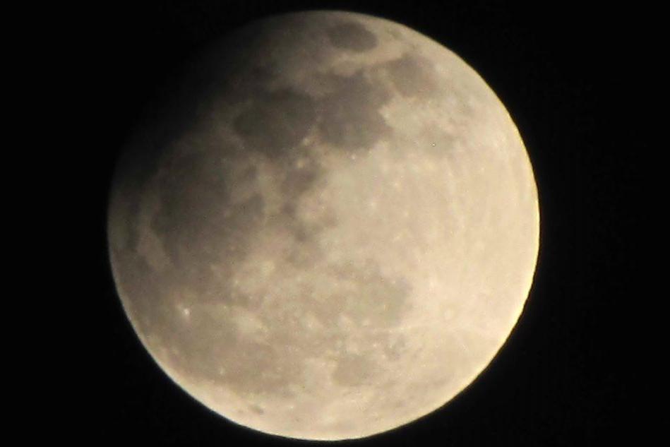 Un'eclissi lunare parziale