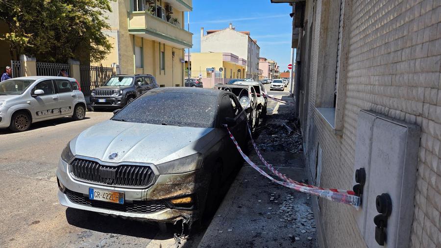 Rogo di auto a Quartu, il racconto dei residenti: «Lo scoppio, poi le fiamme altissime»