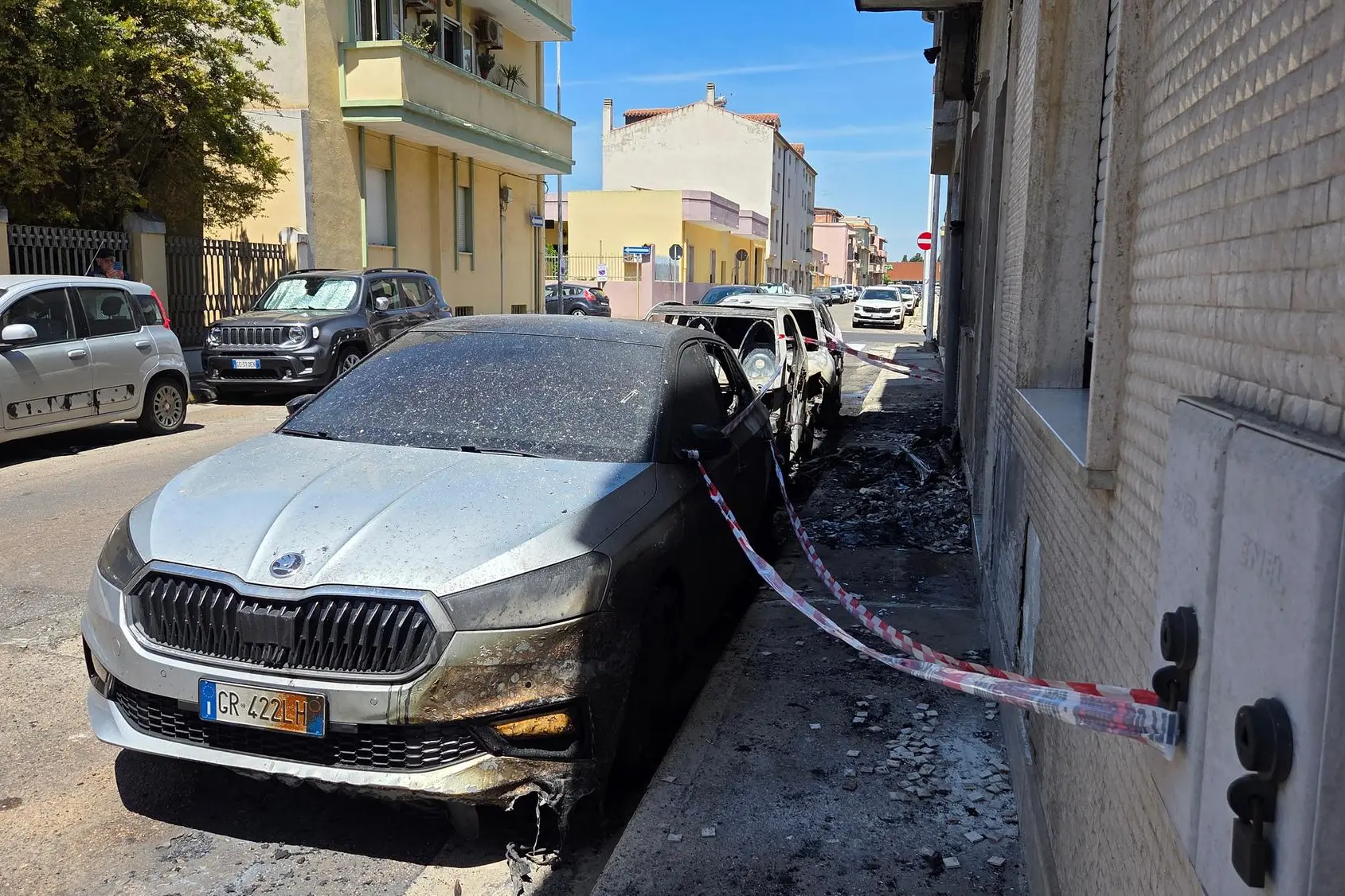 Le auto distrutte dalle fiamme (Foto: Daga)