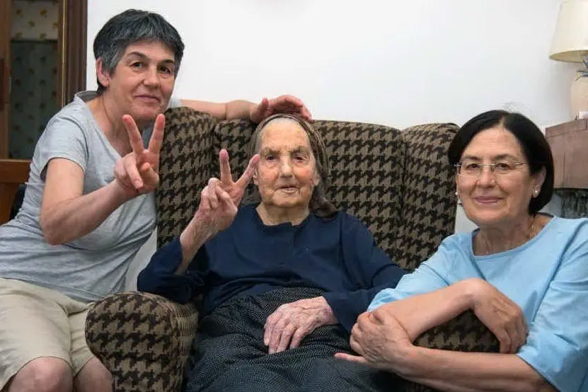 Sabina Casu con le sue due figlie per la festa dei 102 anni (foto Pintori)